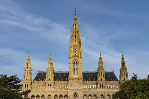 Historic Gothic Building with Clock Tower under Blue Sky Foto stock