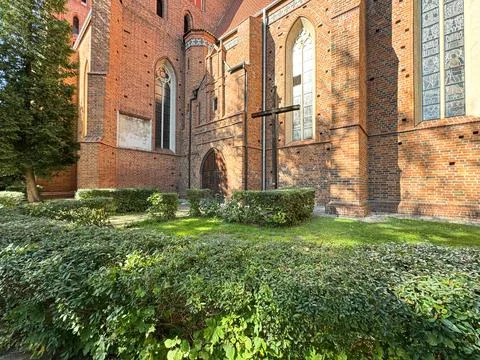 Historic gothic church side wall and courtyard Foto stock