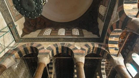 The historic interior of the mosque features ancient stone arches and columns th Stockfoto's