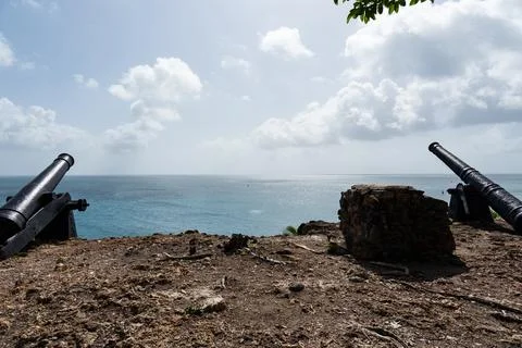 Historic island fort cannon facing Providencia across the Caribbean Sea Stock-Fotos