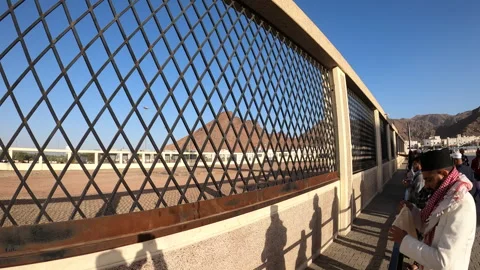 Historic Mount Uhud Battle Site and Martyrs Cemetery Vídeo Stock 329061908
