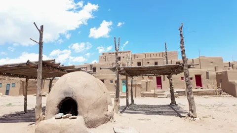 Historic native American dwelling with adobe houses in Taos Pueblo, NM, USA. Vidéo 280776070