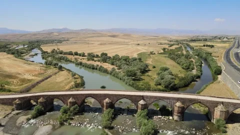 Historic old bridge over river Vídeo Stock 240758037
