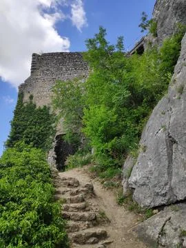 Historic Old Town Path with Stone Walls and Blue Sky Foto stock
