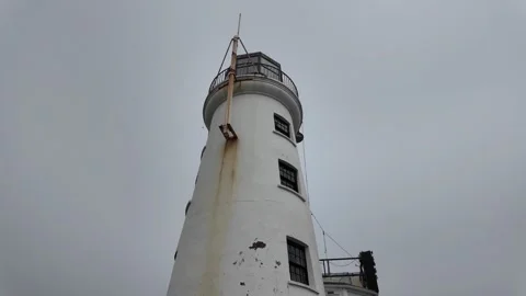 Historic Pier Lighthouse under Grey Coastal Sky 库存影片 346751269