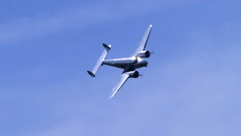 Historic Plane Lockheed Model 12A Sun Glare Turn Blue Sky Telephoto 库存影片 331902087