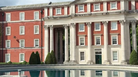 Historic Red Brick Building Reflection in Winchester Vídeos de archivo 346194650