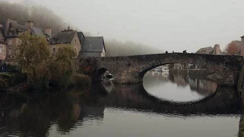 Historic stone arch bridge over the river in Dinan, France. 스톡 동영상 335164554