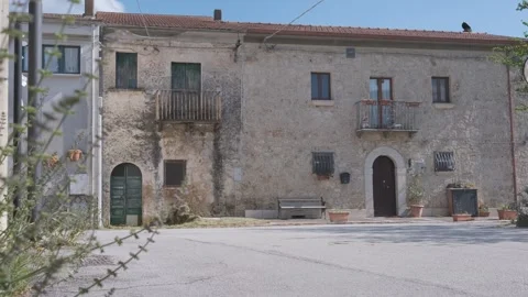 Historic Stone Buildings in Rocchetta a Volturno Village, Molise, Italy Vídeos de archivo 333130853