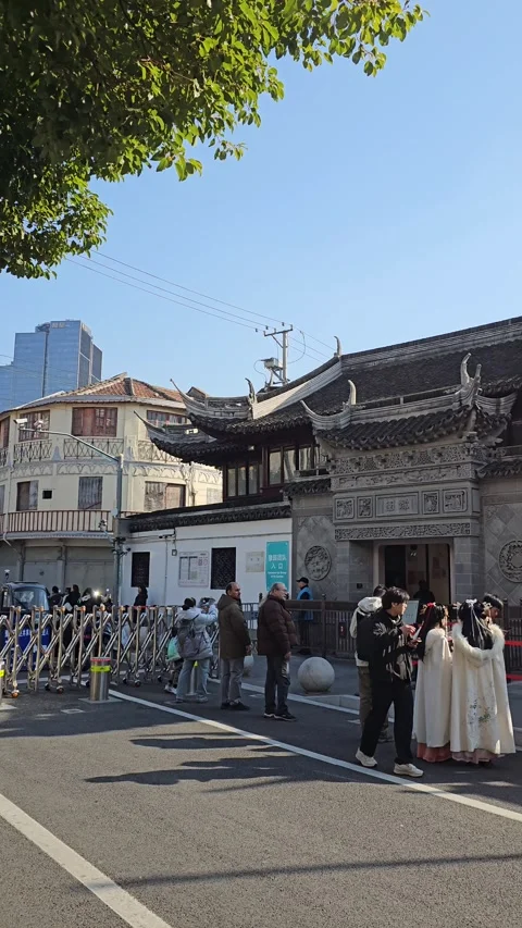 Historic Temple Gate With Queue on Street, Yu Yuan Temple, Shanghai, China Video stock 299018172