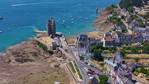 Historic Tour Solidor tower, sandy beach and boats anchored in bay at Vidéo 345276042
