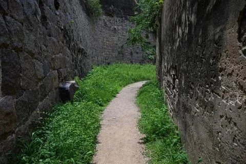 Historic Walled Footpath Through Medieval Stone Fortress Ruins and Heritage.. Stock-Fotos