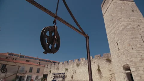 Historic Well Pulley with Captain Tower in Zadar Vidéo 340330044