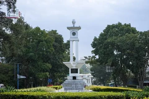 Historic White Clock Tower Monument in Bandung City Park Under Cloudy Sky Foto stock