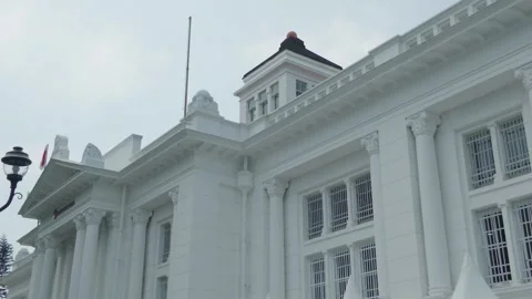 Historic white colonial architecture building with classic columns and windows. 库存影片 343373713