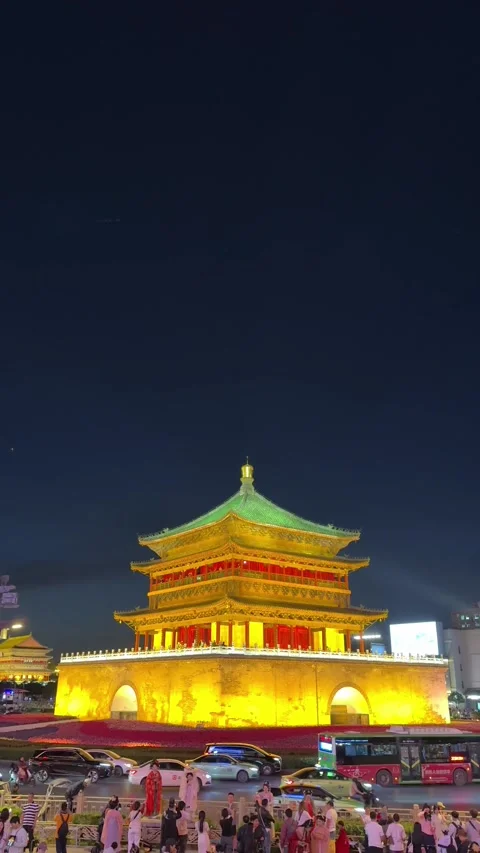 Historic Xi'an Bell Tower brightly lit at night with city traffic, Shaanxi, Vídeos de archivo 337096254
