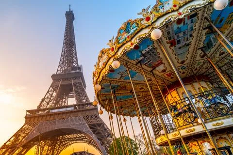 Historical Carousel of the Eiffel Tower in Paris Stockfoto's
