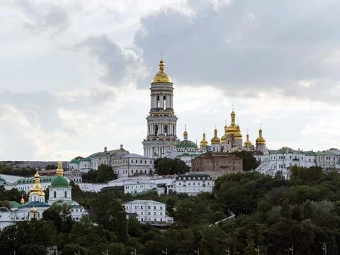 Historical monastery complex featuring golden domes and white walls, centra.. Fotos de archivo
