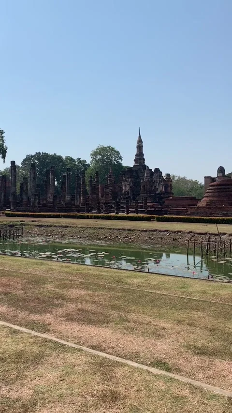 Historical Park pond in Sukhothai Stockbeeldmateriaal 344951473