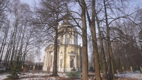 A Historical Pavilion Enveloped by Leafless Trees During the Winter Season Vidéo 303818090