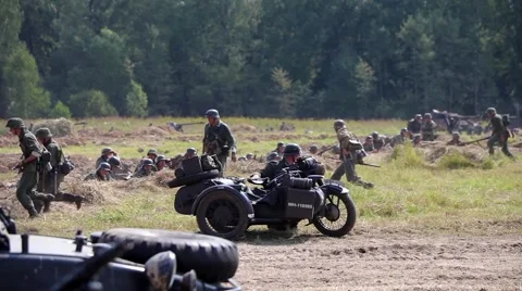 Historical reconstruction of the Second World War. Soldiers on the battle field Stock-Footage 53312024