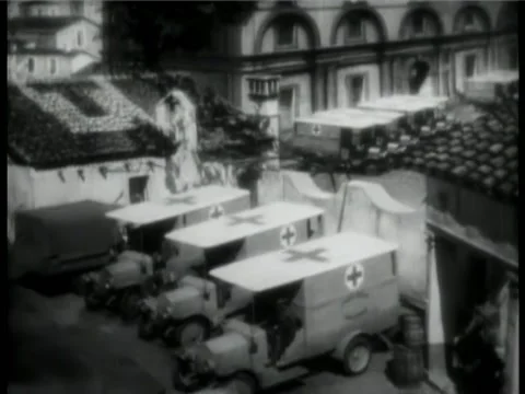 Historical reenactment of World War I Red Cross ambulances leaving parking lo Vidéo 260257516