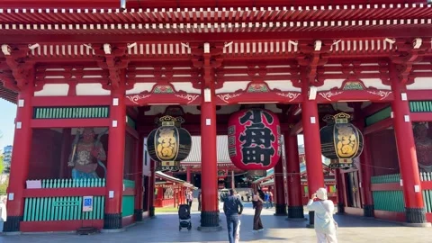 Historical Senso-ji temple gate Hozomon with large traditional red chochin Vidéo 334578733
