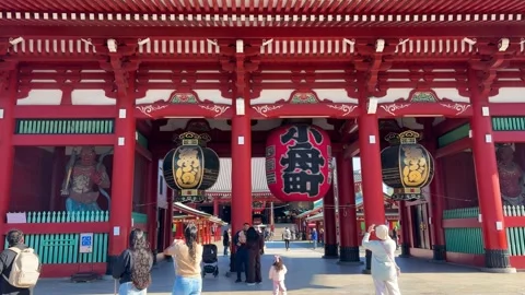 Historical Senso-ji temple gate Hozomon with large traditional red chochin. Vídeo Stock 334578748