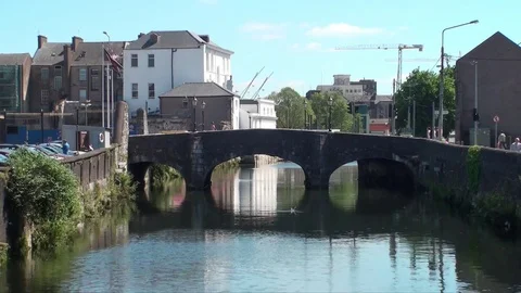 Historical triple arc bridge 库存影片 82358351
