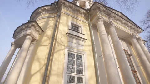 A historical yellow building featuring elegant columns under a sunny sky Vidéo 303815568