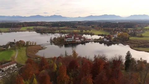 Historisches Kloster Seeon mit St. Nikolaus Kapelle, See und Alpen im Video stock 320407724