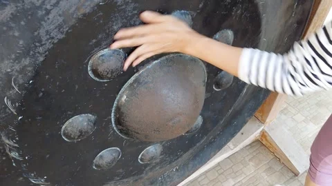 Hit the gong with your hands Stockbeeldmateriaal 264155722