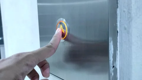 Hit an up level button of lift Vidéo 258620030