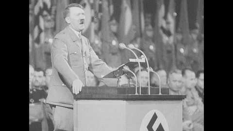 Hitler giving speech Stockbeeldmateriaal 103390410