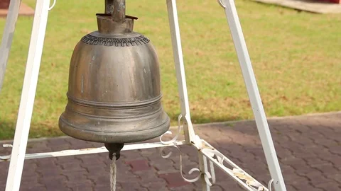 Hitting bell in a temple Video stock 120785275