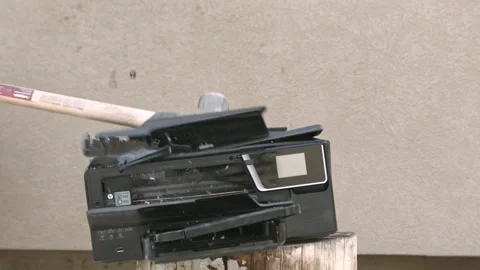 Hitting destroyed printer with sledgehammer 스톡 동영상 131266636
