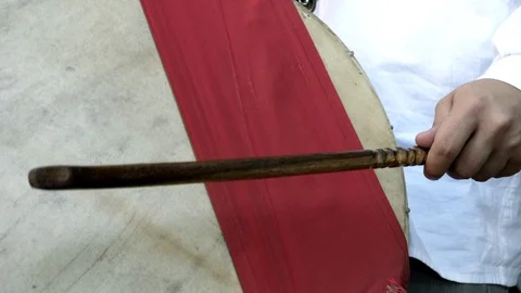 Hitting the traditional drum - slow motion 스톡 동영상 129091946