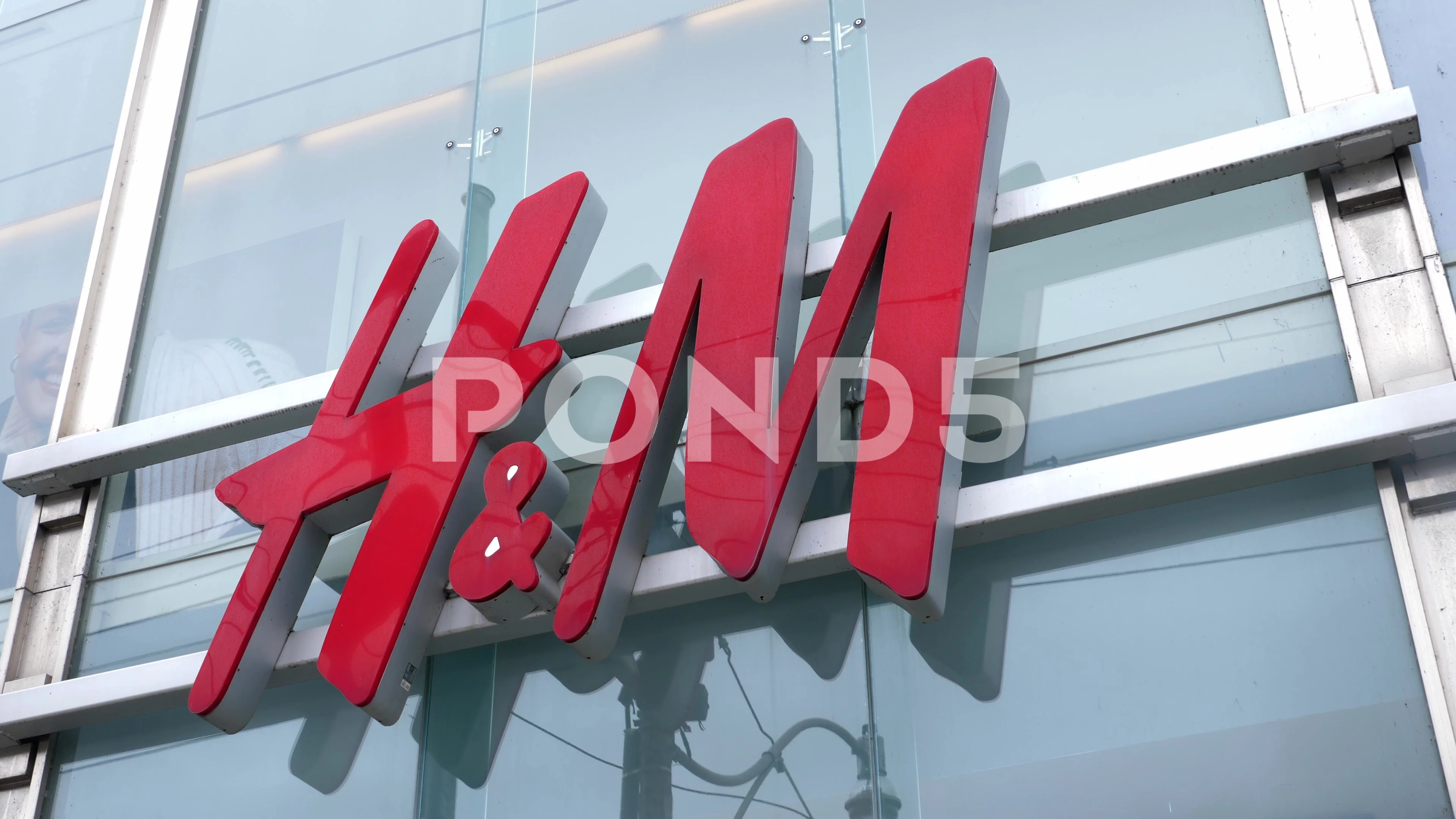 H&m queen 2025 and spadina