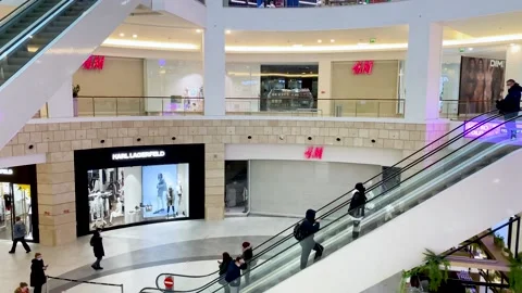 H&amp;M store suspends work in Russia. Brand shops in the huge shopping mall closed Stock Footage 171724705
