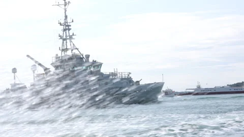 HMC Vigilant Border Force Ship in Bournemouth Sand Banks with Sea Spray Vídeo Stock 246420232