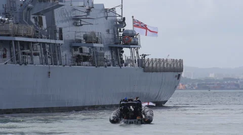 HMS Argyll boarding boat approaching ship Vídeos de archivo 42910900