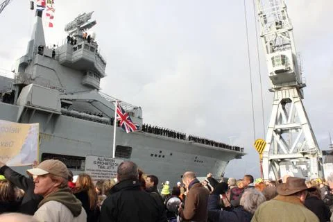 HMS Illustrious returns from the philippines Stock Photos