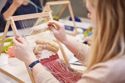 Hobbies. Women's hand. Weaving loop. Wool carpet. Foto stock