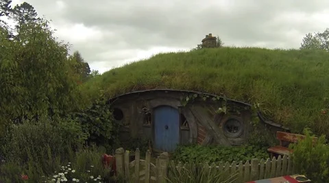 Hobbit hole with blue door Vídeos de archivo 48126550