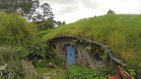Hobbit hole with blue door Vídeos de archivo 48212310