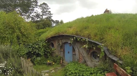 Hobbit hole with square blue door Vídeos de archivo 48220946