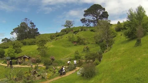 Hobbiton with tourists Vídeos de archivo 48221067