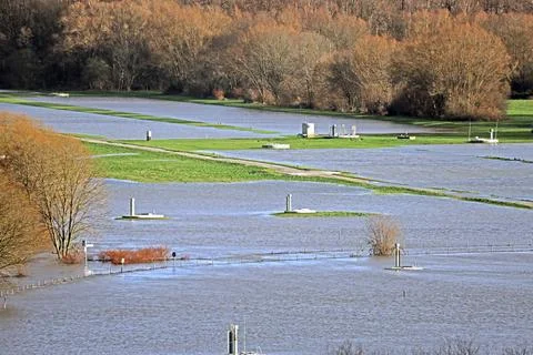  Hochwasser im Ruhrtal Das Weihnachtshochwasser 2023 als Folge einer Dauer... Stock Photos