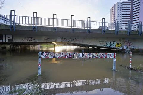  Hochwasser und Überschwemmungen der Ihme in Hannover nach tagelangen star.. Stock Photos