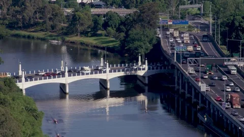 Hoddle Bridge with Monash Freeway traffic and Yarra River 스톡 동영상 82900642